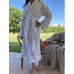 peignoir-de-bain-spa-hotel-blanc-haut-de-gamme-mannequin-debout-noue-gros-plan-zoom