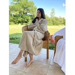 peignoir-de-bain-adulte-taupe-greige-assis-pour-spa-hotel-luxe