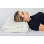 tablelya-oreiller-orthopedique-coussin-ergonomique-memoire-forme-arthrose-coussin-cervical-55x45x9-11-cm-1606-1-femme-allongee