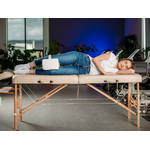 tablelya coussin genoux orthopédique avec sangle de fixation habys damart femme allongée sur une table de massage sur le coté