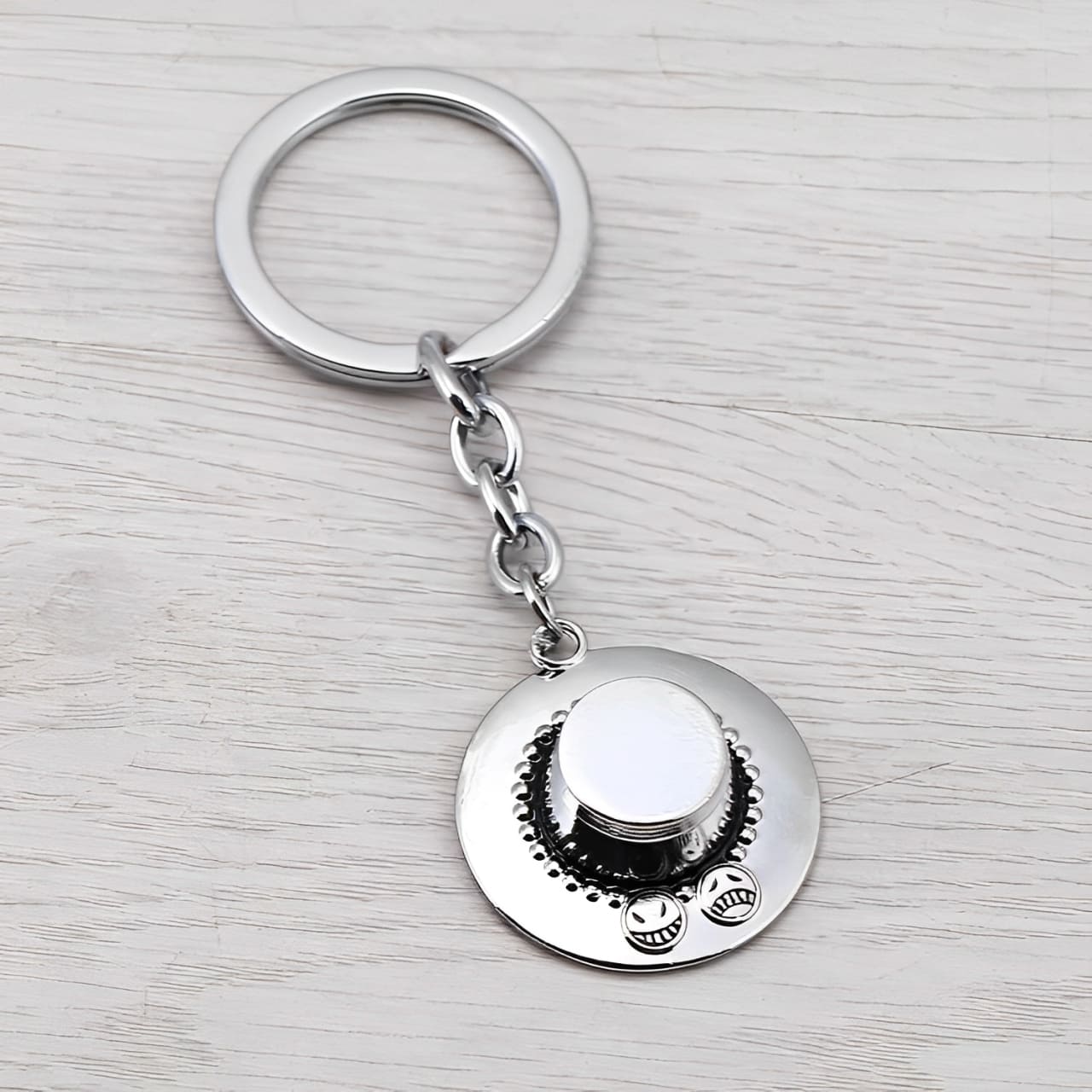 porte cles one piece chapeau portgas ace argent