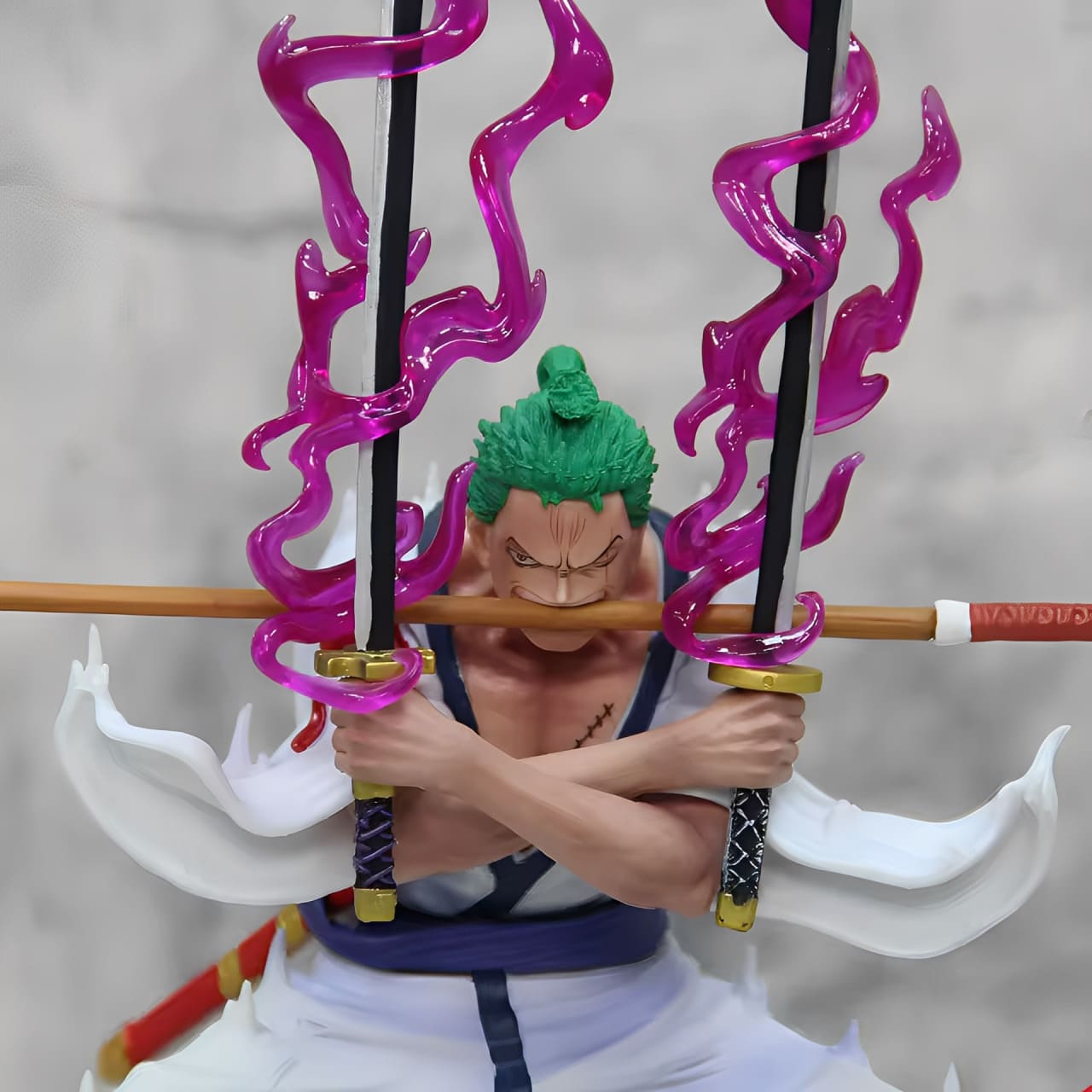 figurine-one-piece-zoro-gros-plan-visage-trois-sabres-effets-violets-lames-enflammées