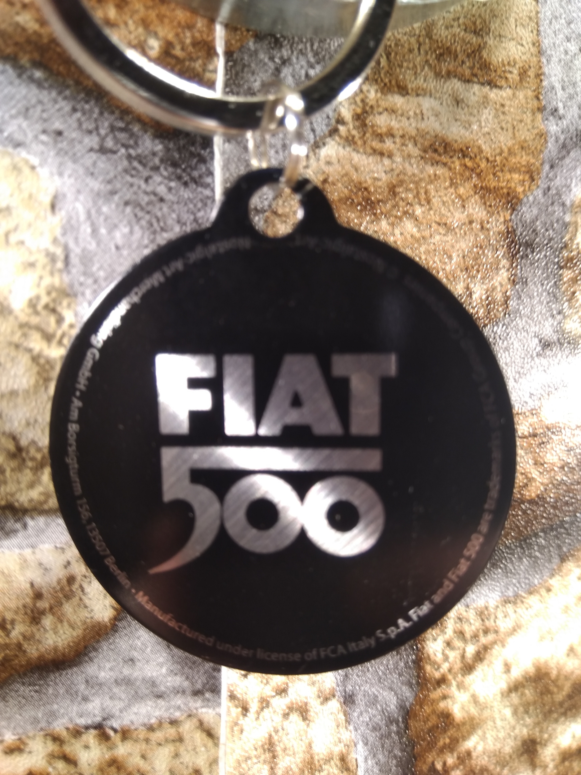 Photo 10 - Porte-Clé en strass Fiat 500 - Fête des Mères. 15 idées cadeaux  pour les passionnées d'autos