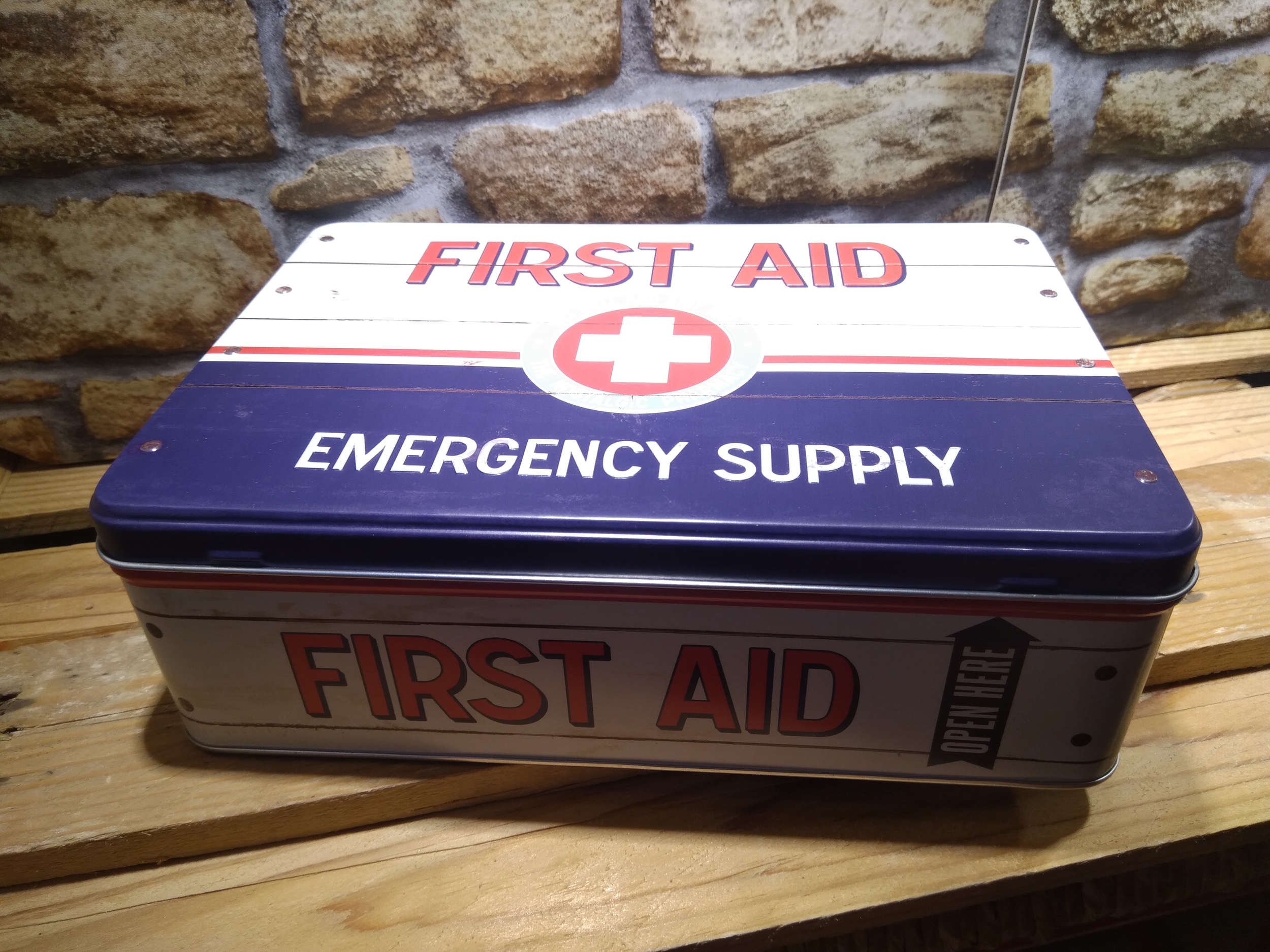 boite métal first aid vintage