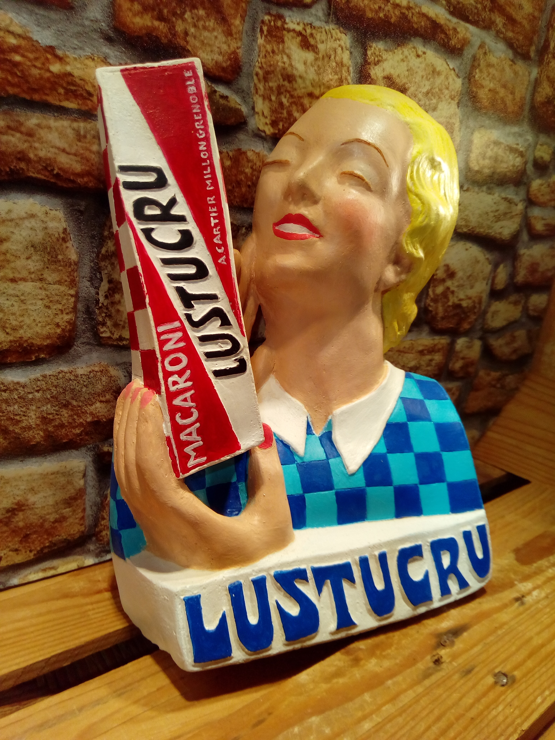 figurine en platre lustucru