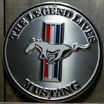 plaque-ford-mustang-grise-alu-ronde-deco-tole-pub-garage