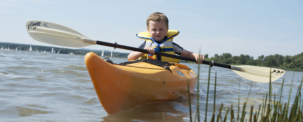Vers les kayaks pour enfants