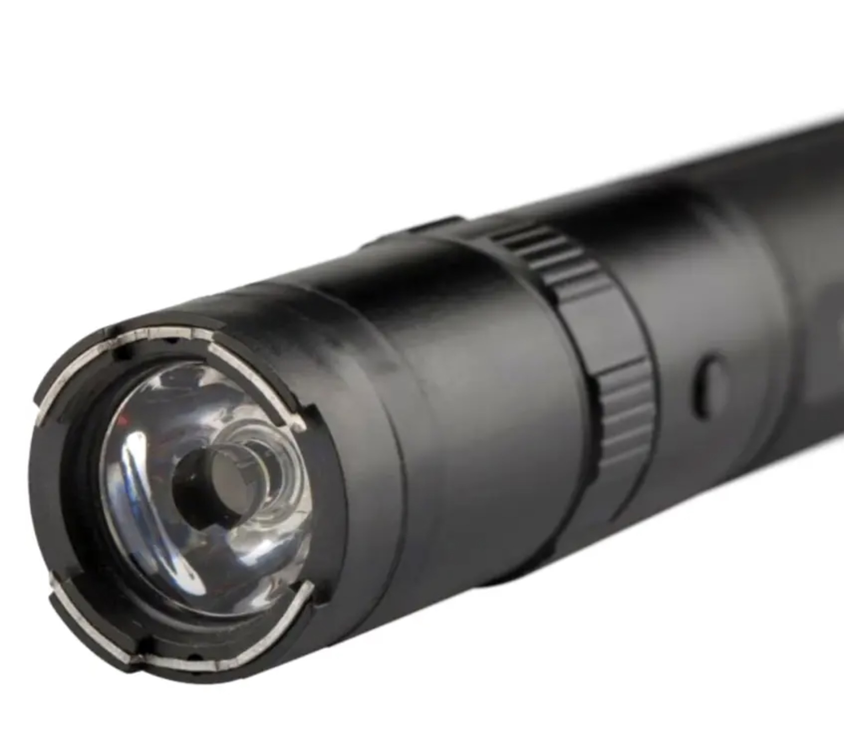 Gros plan sur la tête de la lampe shocker X6 : lentille entourée de contacts métalliques