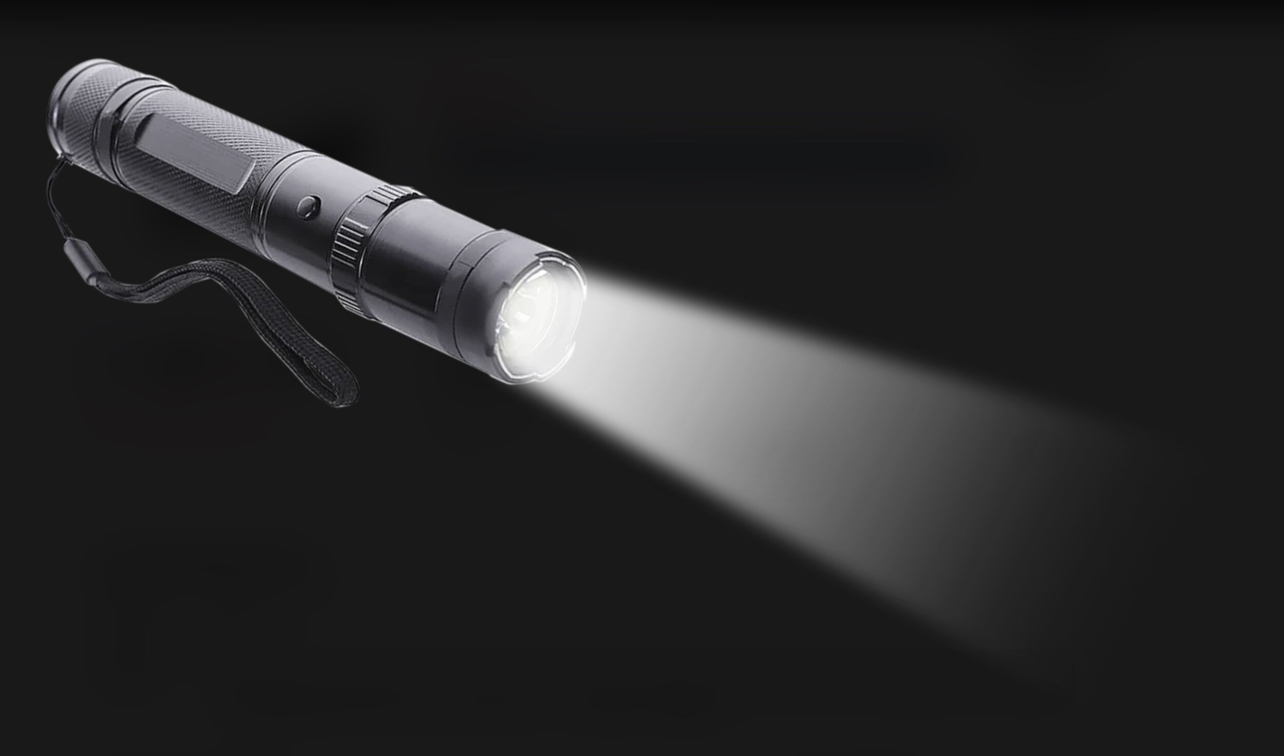 Lampe shocker X6 allumée sur fond noir, faisceau blanc dirigé vers la droite