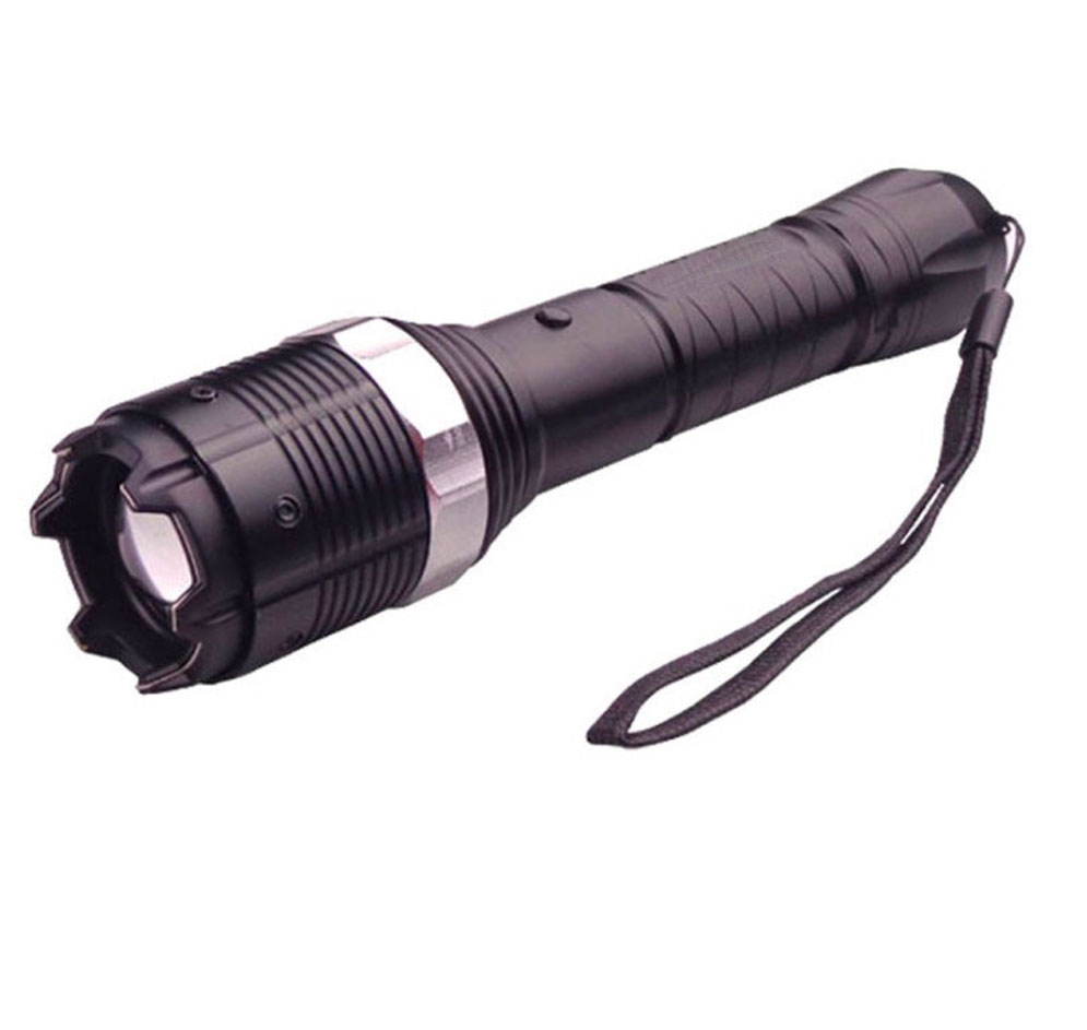 Lampe shocker noire à bague grise vue de trois quarts, tête crénelée et dragonne