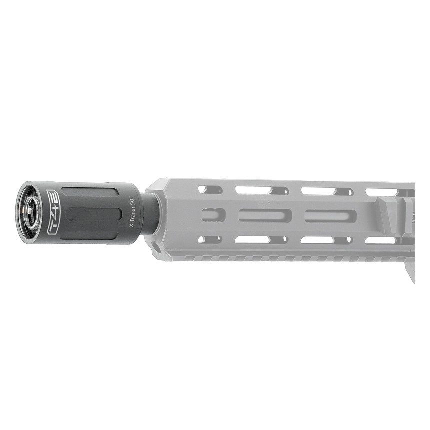 X-Tracer 50 vissé en bout de canon d’une arme représentée en gris clair, vue de trois quarts