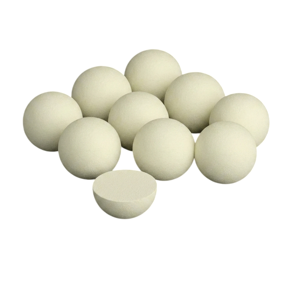 Dix billes blanc crème, dont une coupée en deux, sur fond blanc