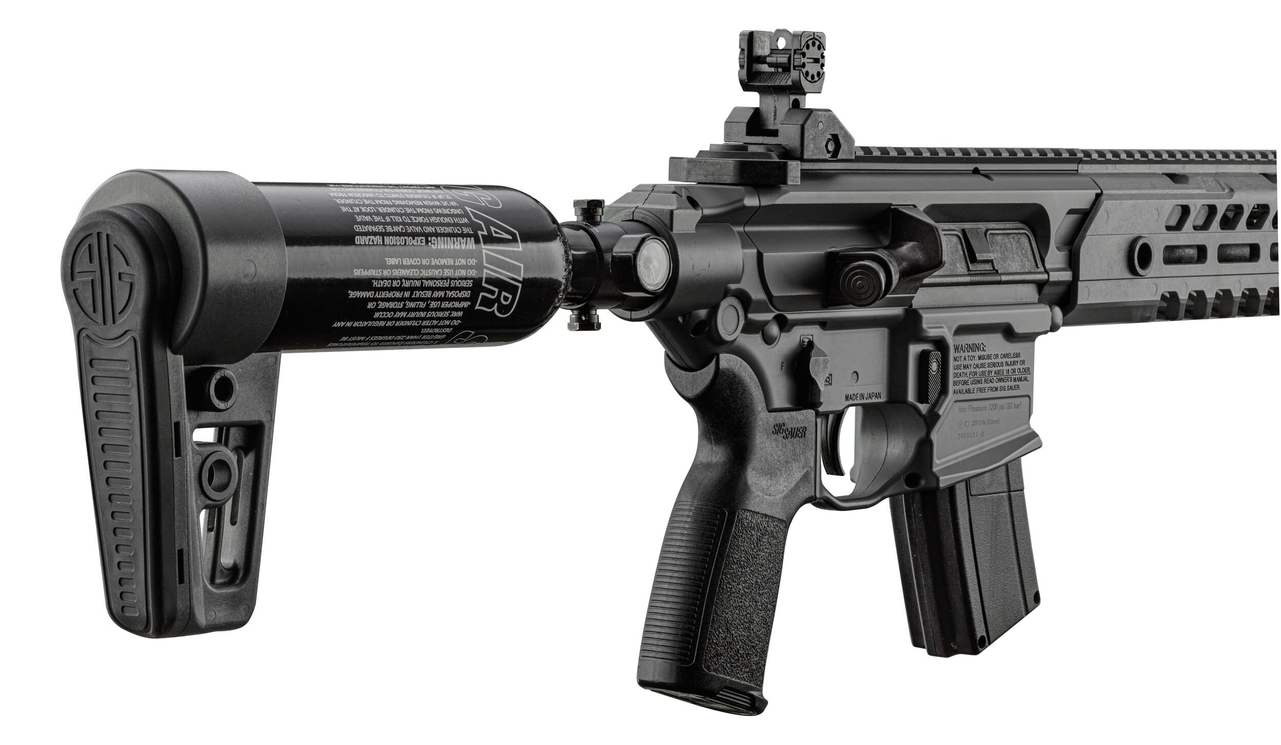 Arrière de la MCX Virtus PCP : bouteille d’air marquée AIR, plaque de couche au logo Sig Sauer, poignée et chargeur