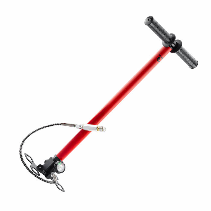 Pompe manuelle PCP Gamo rouge vue en biais, pieds dépliés