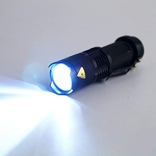 Lampe de poche noire allumée, faisceau blanc projeté vers l’avant