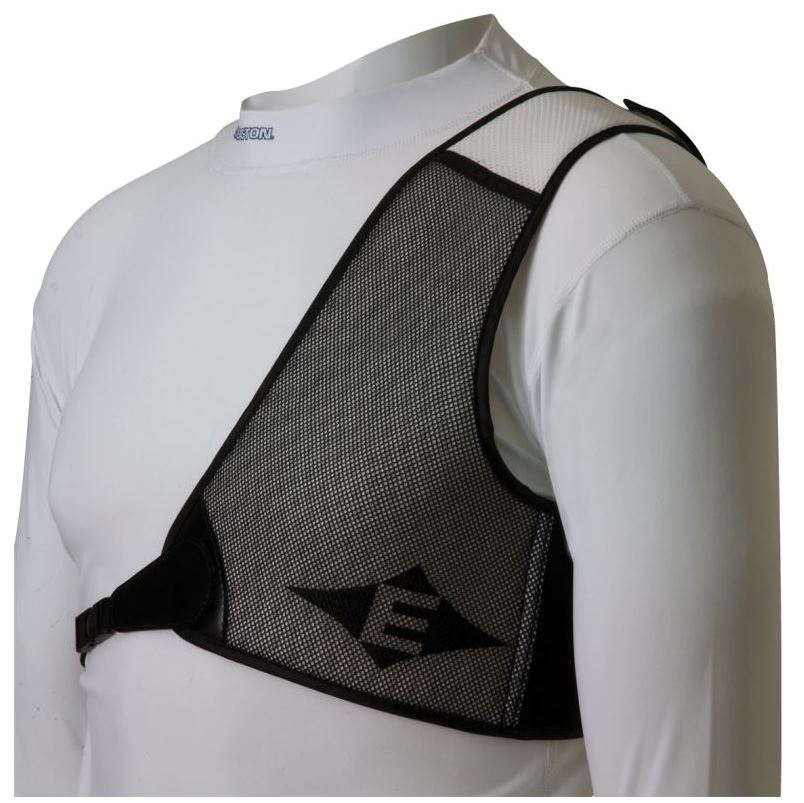 Plastron de tir à l’arc Easton en maille grise bordée de noir, porté sur un haut blanc
