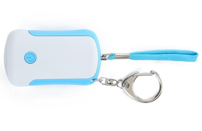 Alarme porte-clés blanche et bleue vue de dessus avec son mousqueton métallique et son anse en tissu bleu