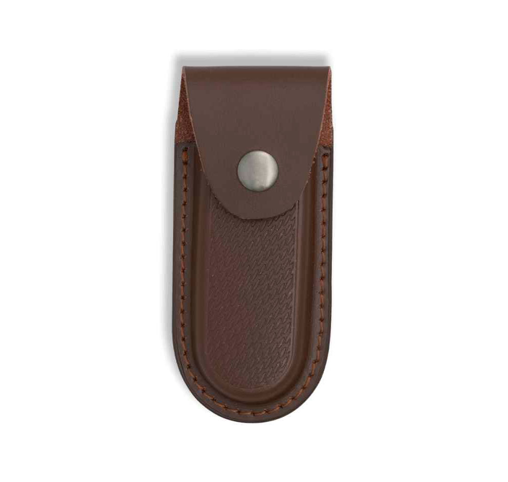 Étui en cuir marron vu de face : rabat lisse à bouton-pression, face gaufrée, couture brune sur le pourtour