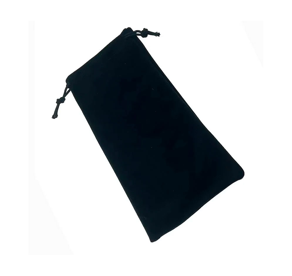 Pochette en velours noir posée à plat, cordon de serrage noué en haut
