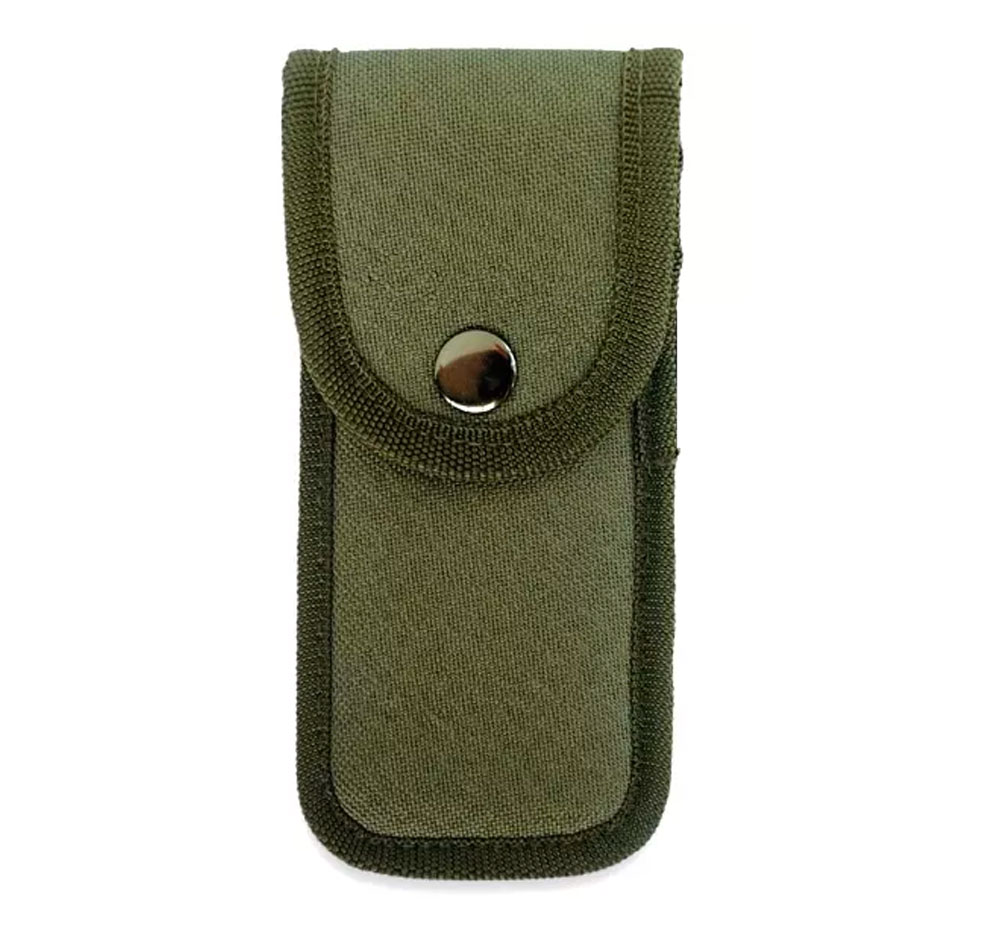 Étui en nylon vert kaki vu de face, large rabat fermé par un bouton-pression métallique, galon assorti