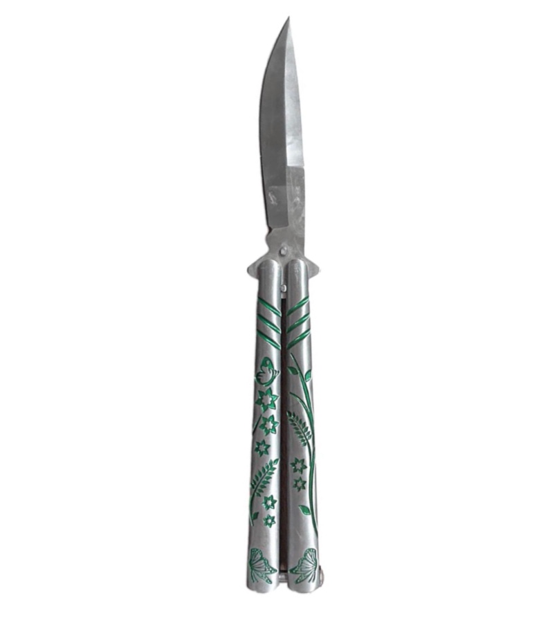 Couteau papillon ouvert, lame vers le haut, demi-manches gris à motifs végétaux verts réunis par un loquet