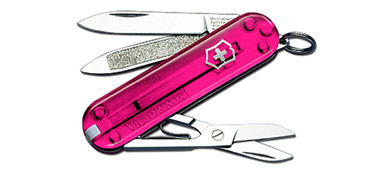 Mini couteau suisse Victorinox rose translucide, lame, lime à ongles et ciseaux ouverts, anneau en bout de manche