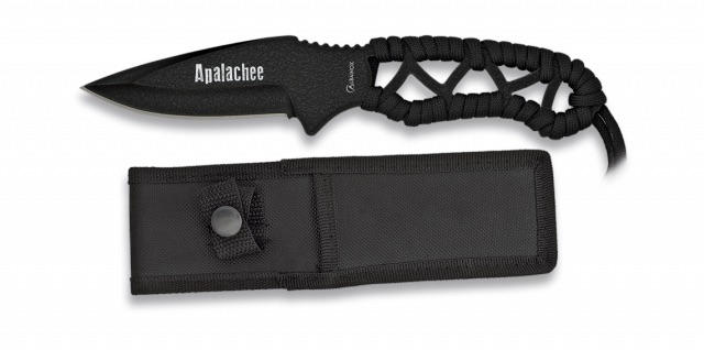 Couteau Albainox Apalachee noir à lame fixe et manche en paracorde, posé au-dessus de son étui en nylon noir