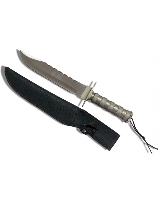 Couteau de survie gris métal posé à côté de son étui en nylon noir à sangle pression
