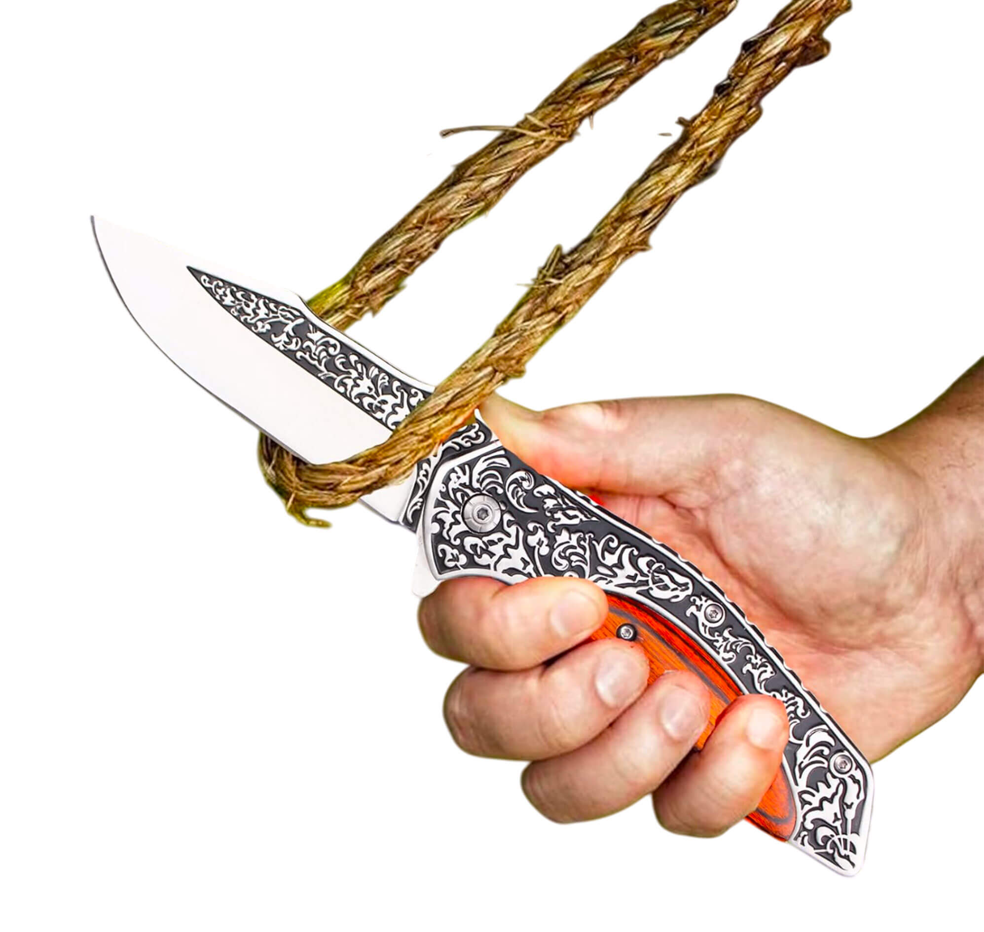 Couteau vintage tenu en main, la lame engagée dans une boucle de cordage