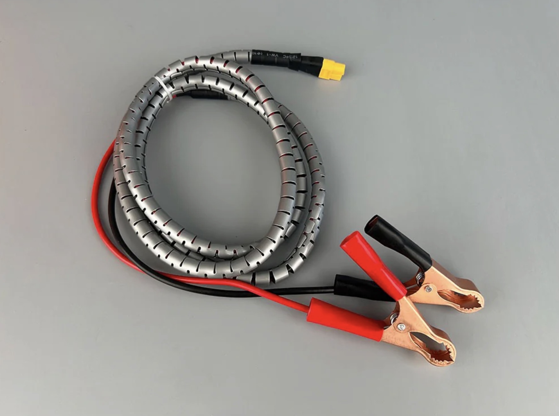 Câble d’alimentation gainé terminé par deux pinces de batterie rouge et noire