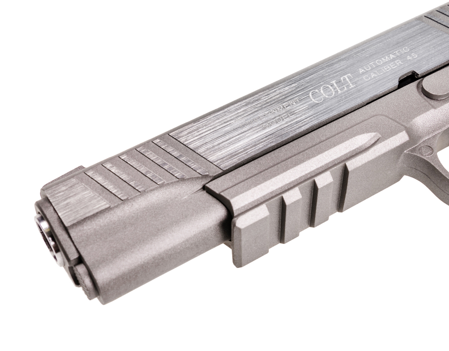 Gros plan sur l’avant du Colt Rail Gun : marquage Colt sur la culasse brossée et rail sous le canon