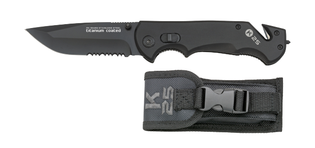 Couteau pliant K25 noir ouvert, lame en partie crantée marquée titanium coated, au-dessus de son étui en nylon