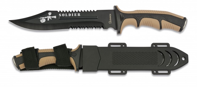 Couteau Soldier à lame noire dentée et manche noir et coyote, présenté au-dessus de son étui rigide noir à sangles