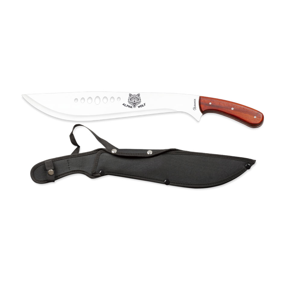 Machette Alpha Wolf à lame polie gravée d’une tête de loup et manche en bois, au-dessus de son étui en nylon noir