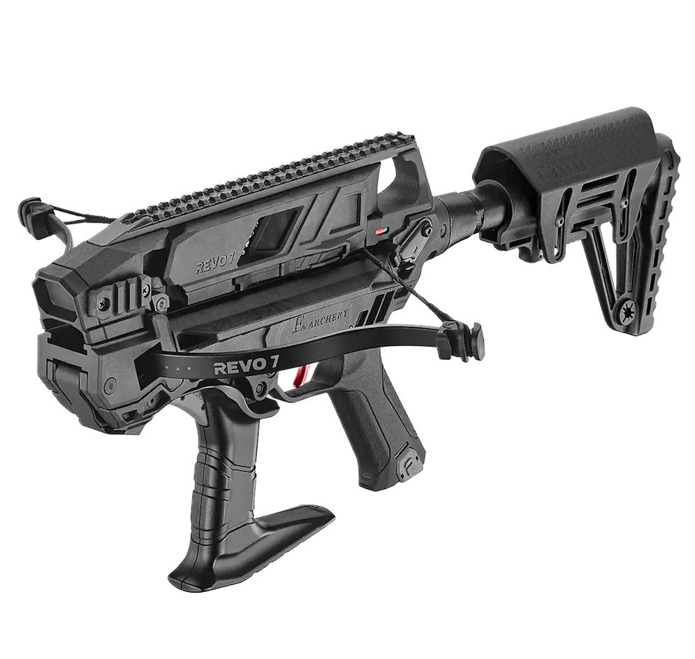 Pistolet arbalète EK Archery REVO 7 noir vu de trois quarts, avec crosse, poignée avant et détente rouge