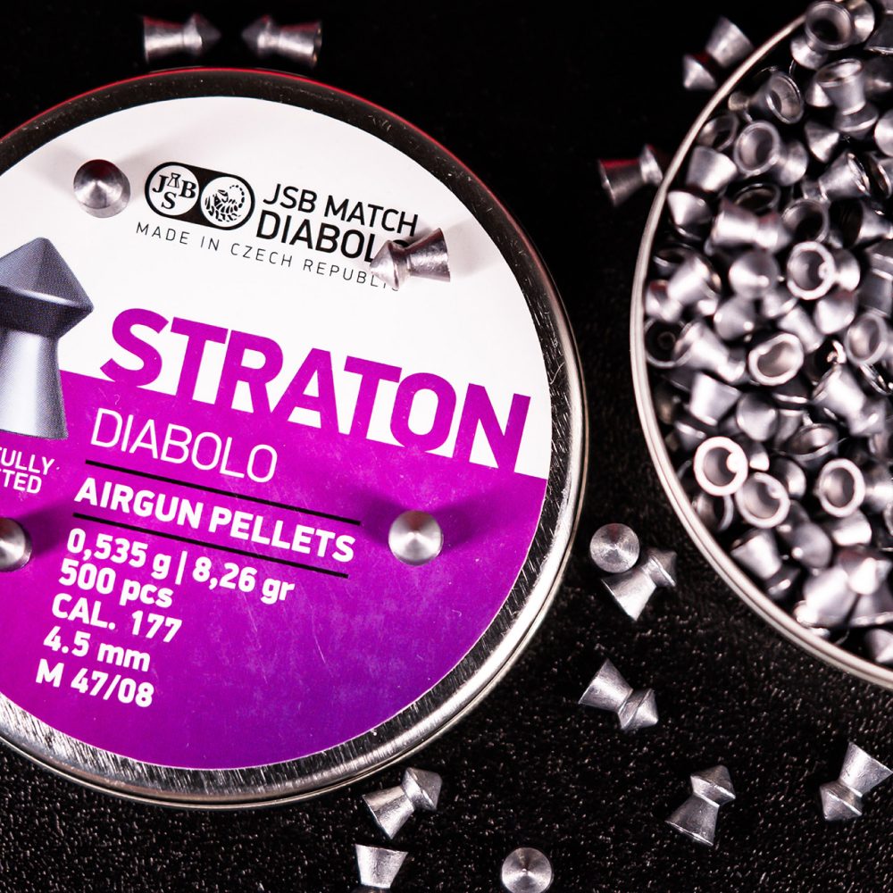 Couvercle JSB Straton Diabolo à côté de la boîte ouverte, plombs pointus éparpillés autour