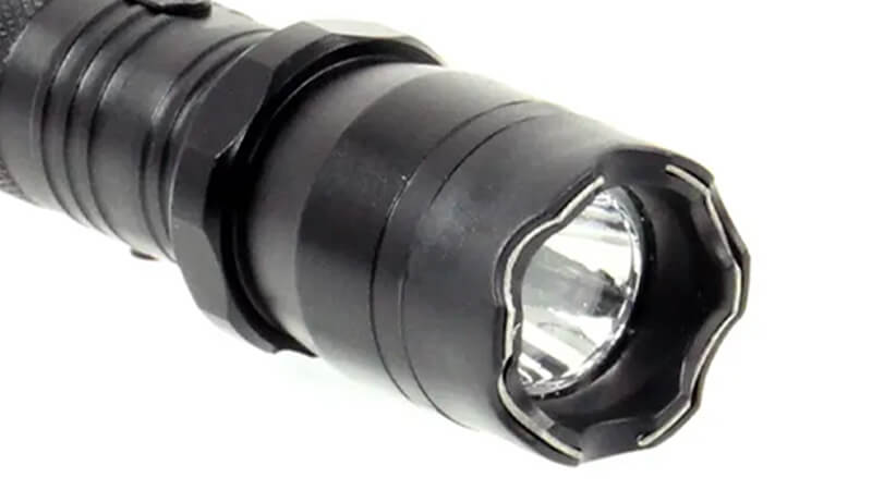 Taser-Praga-shocker-lampe-Beta-2-400-000-volts-des2