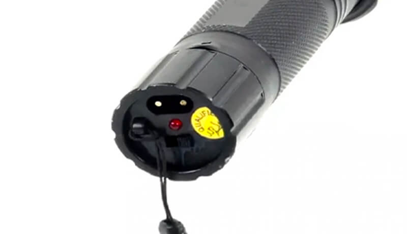 Taser-Praga-shocker-lampe-Beta-2-400-000-volts-des3