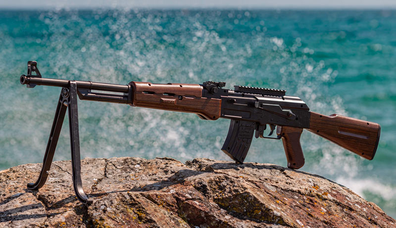 Crosse polymère noir avec inserts effet bois AK 450 EKOL
