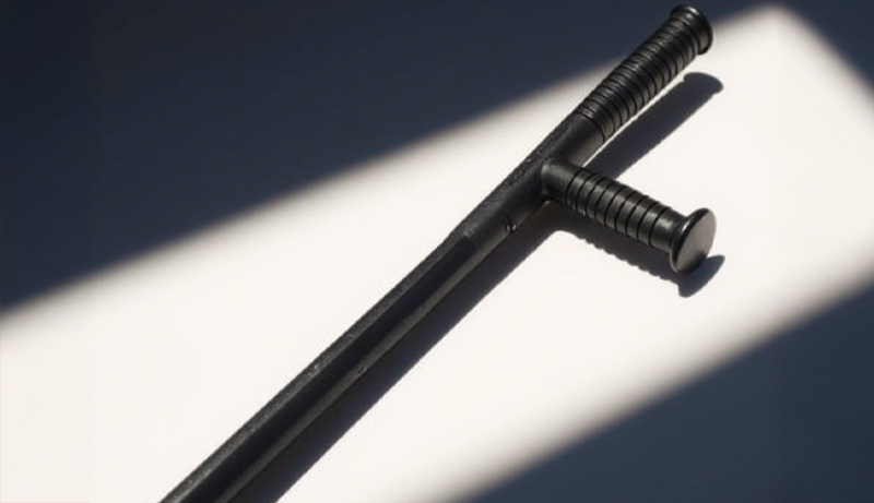 Détails de la poignée et protection main du Tonfa Cobra