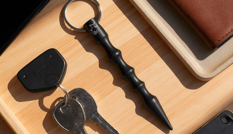 Kubotan noir pointu Piranha vue 1