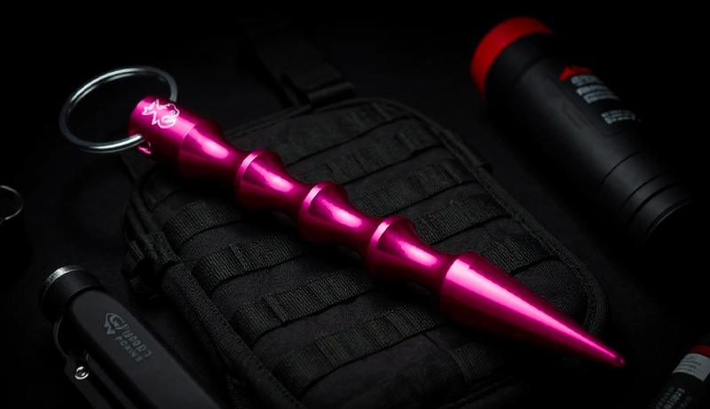 Kubotan pointu rose Piranha PKB2 design et portabilité