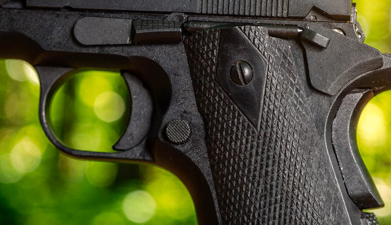 Détail du pistolet Ekol ES 1911 noir mat CO2 4,5 mm BBs