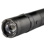 Gros plan sur la tête de la lampe shocker X6 : lentille entourée de contacts métalliques