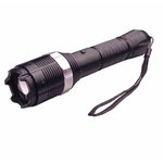 Lampe shocker noire à bague grise vue de trois quarts, tête crénelée et dragonne