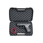 Mallette noire ouverte garnie de mousse alvéolée, avec le pistolet Walther PPQ M2 et un cordon rouge