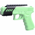 Support de rail Picatinny noir monté sur un pistolet factice vert de type Glock