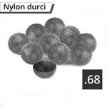 Dix billes en nylon durci gris chiné en calibre .68, dont une coupée en deux