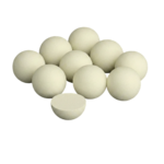 Dix billes blanc crème, dont une coupée en deux, sur fond blanc