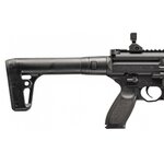 Gros plan sur la crosse tubulaire et la poignée pistolet texturée de la Sig Sauer MPX